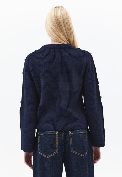 Düğmeli Kazak ve Barrel-Fit Pantolon Kombini