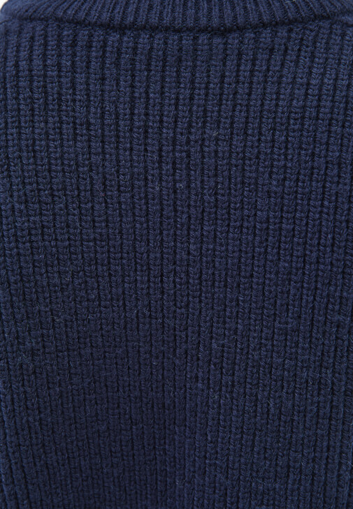 Düğmeli Kazak ve Barrel-Fit Pantolon Kombini