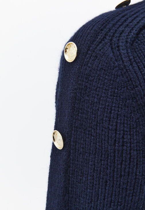 Düğmeli Kazak ve Barrel-Fit Pantolon Kombini