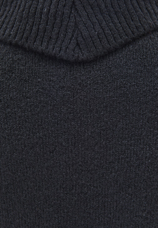 Yünlü Kazak ve Yüksek Bel Pantolon Kombini