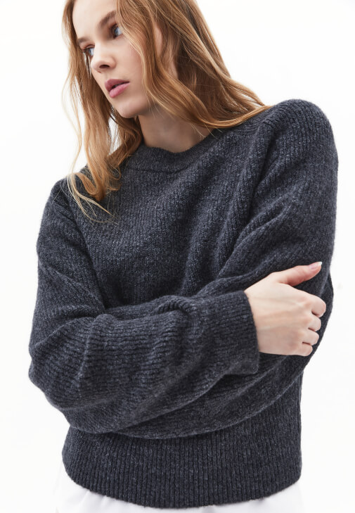 Yünlü Kazak ve Mini Etek Kombini