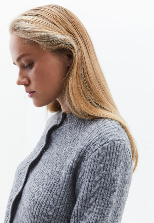 Yünlü Hırka ve Bol Paça Pantolon Kombini