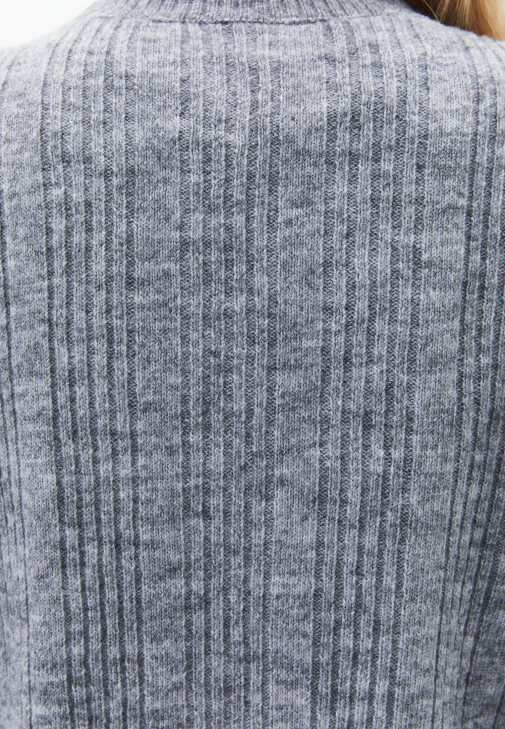 Yünlü Hırka ve Bol Paça Pantolon Kombini