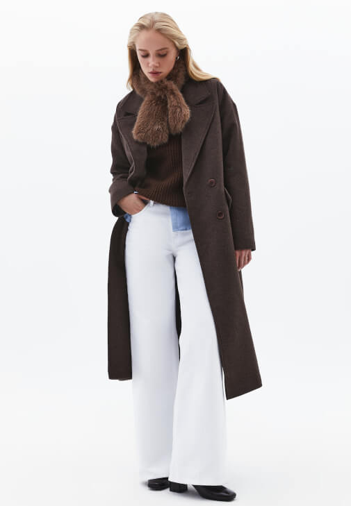 V Yaka Kazak ve Wide-Leg Denim Kombini