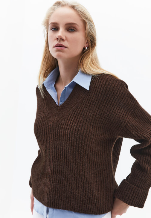 V Yaka Kazak ve Wide-Leg Denim Kombini