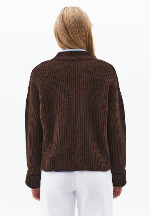 V Yaka Kazak ve Wide-Leg Denim Kombini