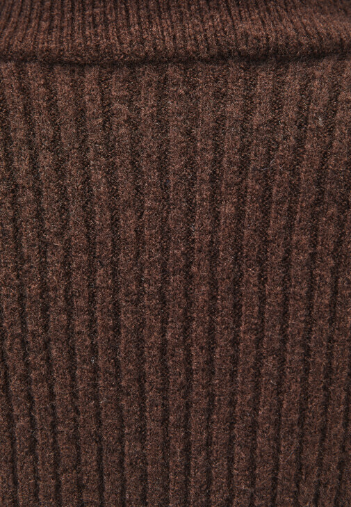 V Yaka Kazak ve Wide-Leg Denim Kombini