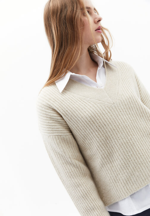 Yünlü Kazak ve Şort Etek Kombini