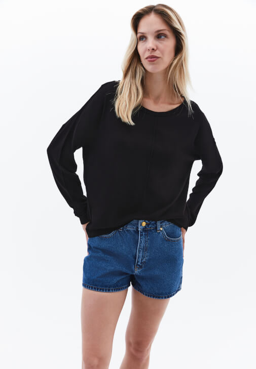 Bot Yaka Kazak ve Denim Şort Kombini