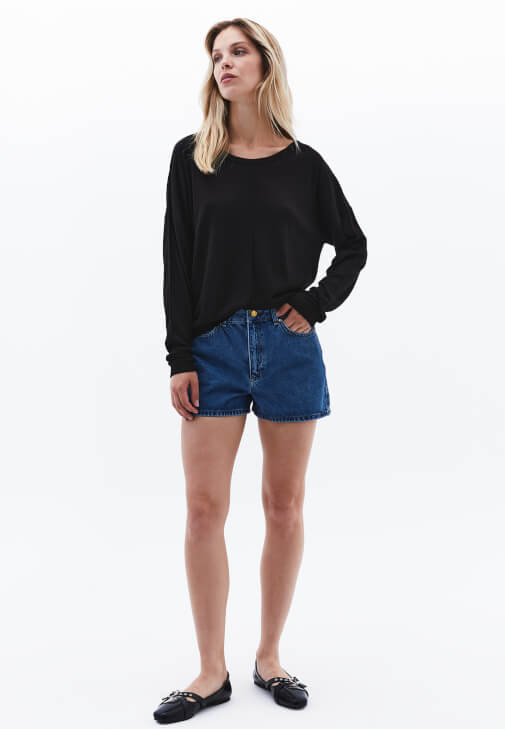 Bot Yaka Kazak ve Denim Şort Kombini