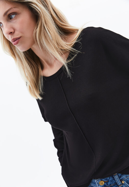 Bot Yaka Kazak ve Denim Şort Kombini