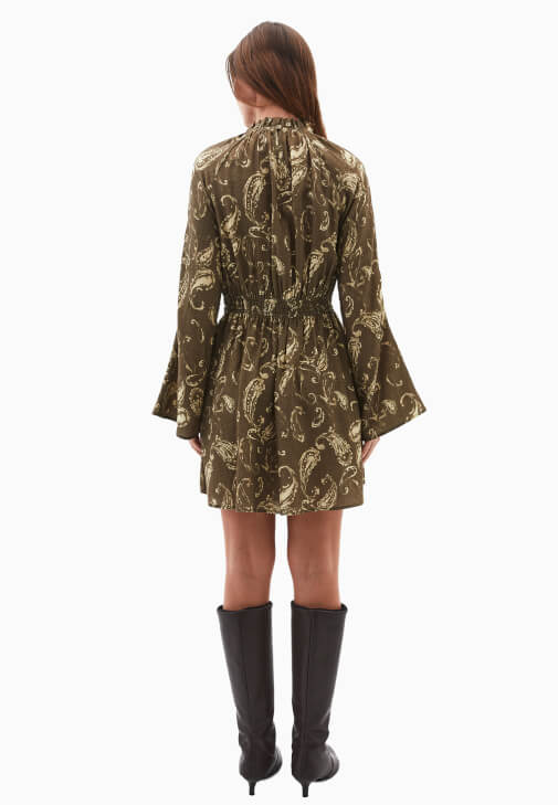 Mini Elbise ve Uzun Çizme Kombini