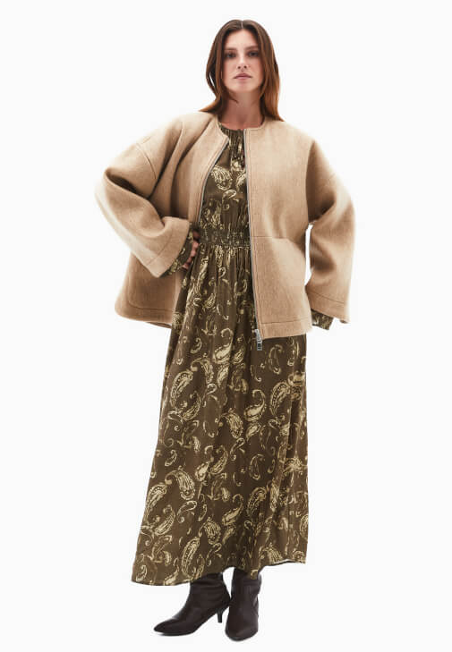 Desenli Elbise ve Yün Kaban Kombini