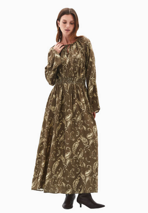 Desenli Elbise ve Yün Kaban Kombini