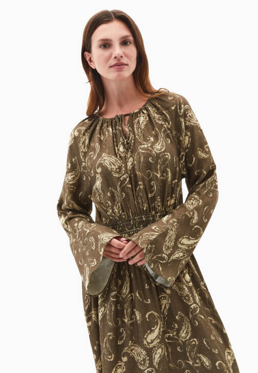 Desenli Elbise ve Yün Kaban Kombini