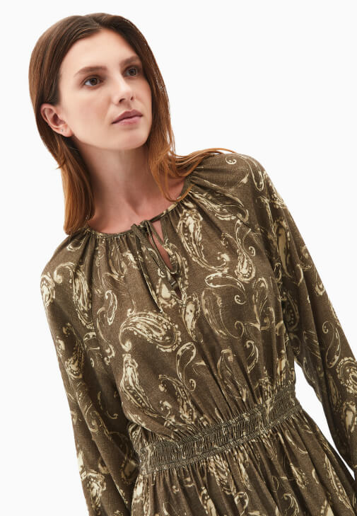 Desenli Elbise ve Yün Kaban Kombini