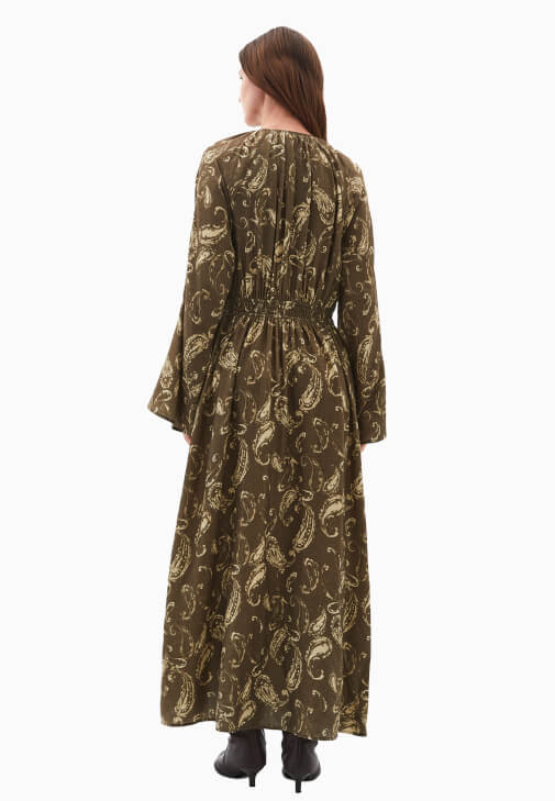 Desenli Elbise ve Yün Kaban Kombini