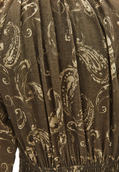 Desenli Elbise ve Yün Kaban Kombini