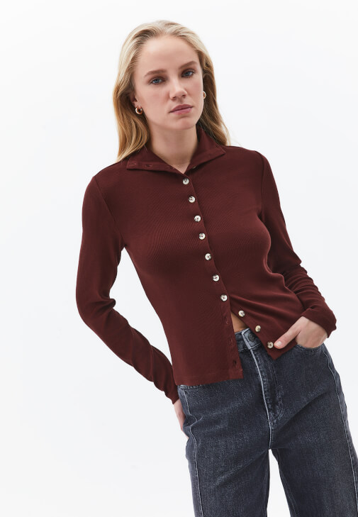  Yüksek Yaka Düğmeli Bluz