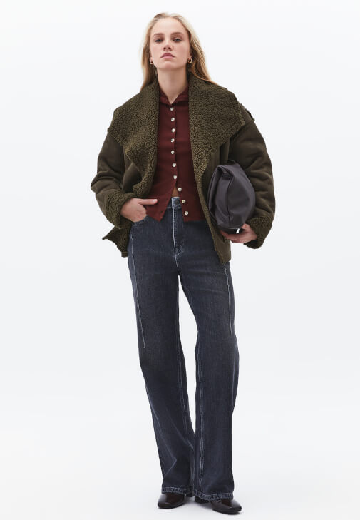  Düğmeli Bluz ve Denim Pantolon Kombini