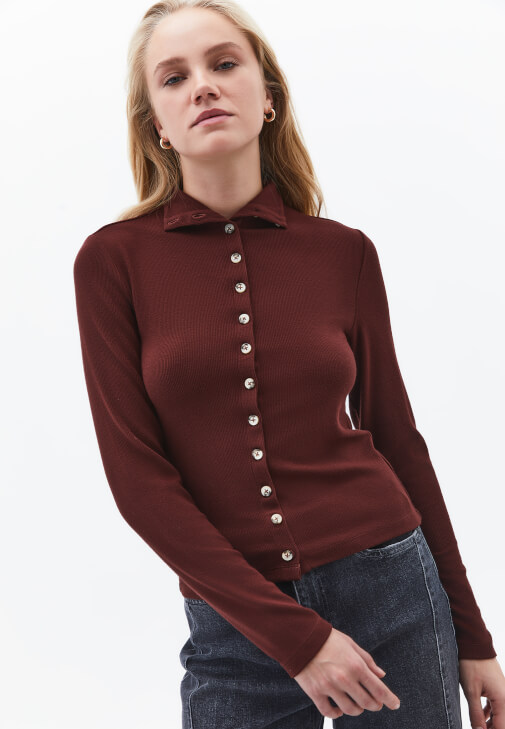 Düğmeli Bluz ve Denim Pantolon Kombini