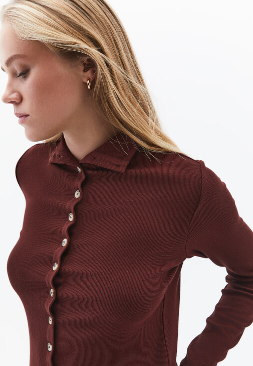 Düğmeli Bluz ve Denim Pantolon Kombini