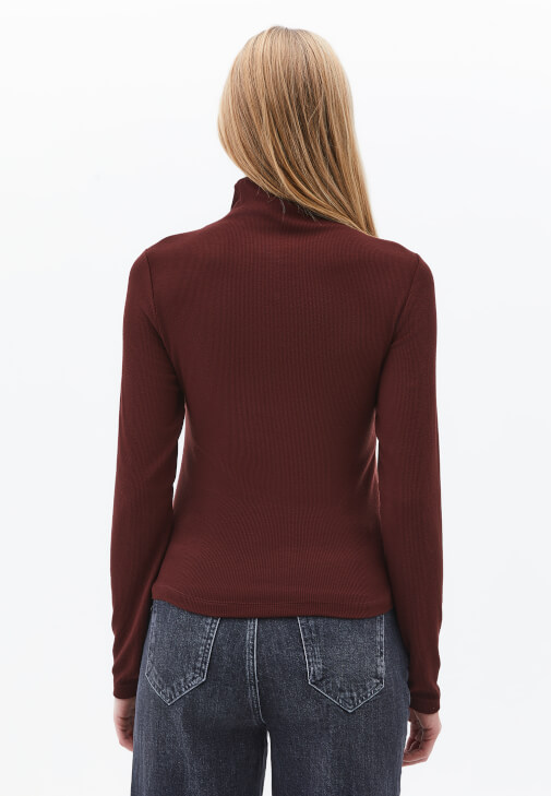 Düğmeli Bluz ve Denim Pantolon Kombini