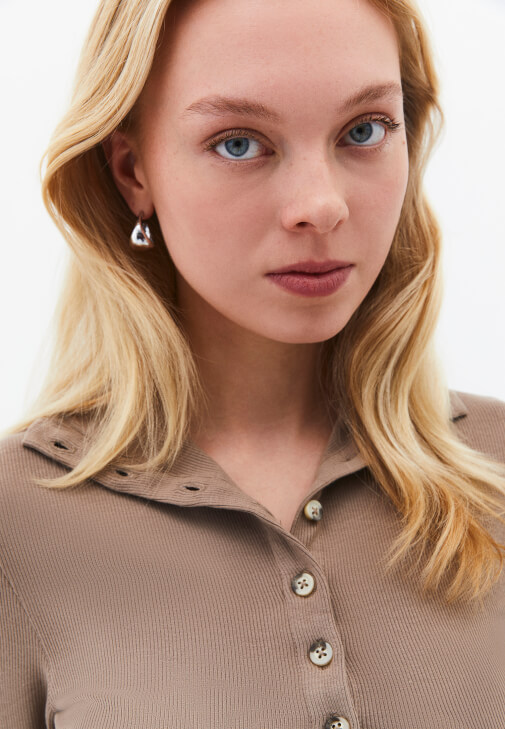 Düğmeli Bluz ve Pantolon Kombini