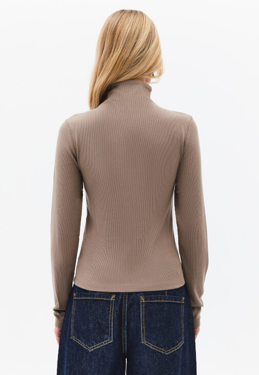 Düğmeli Bluz ve Pantolon Kombini