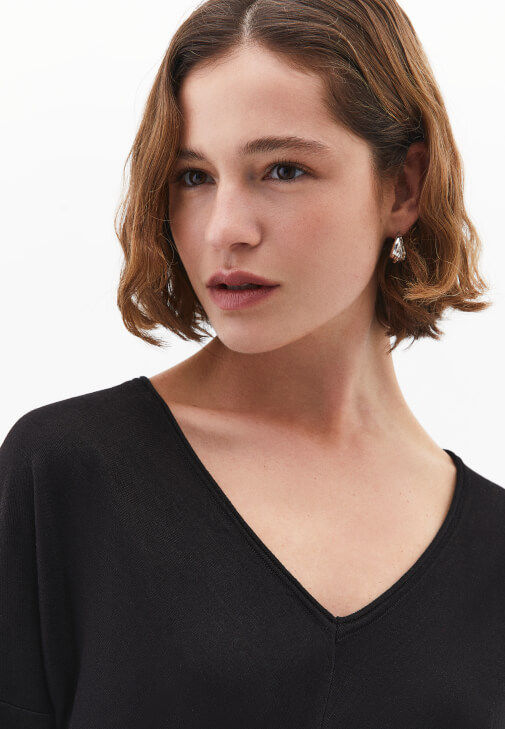 V Yaka Kazak ve Wide-Leg Pantolon Kombini