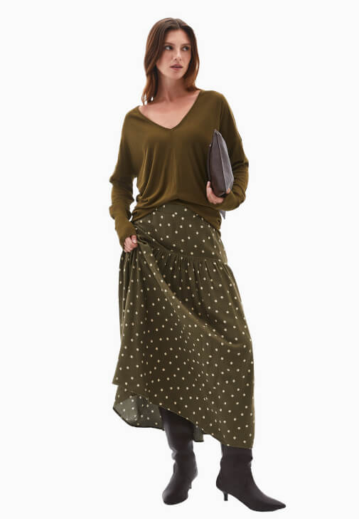 V Yaka Kazak ve Baggy-Fit Denim Pantolon Kombini