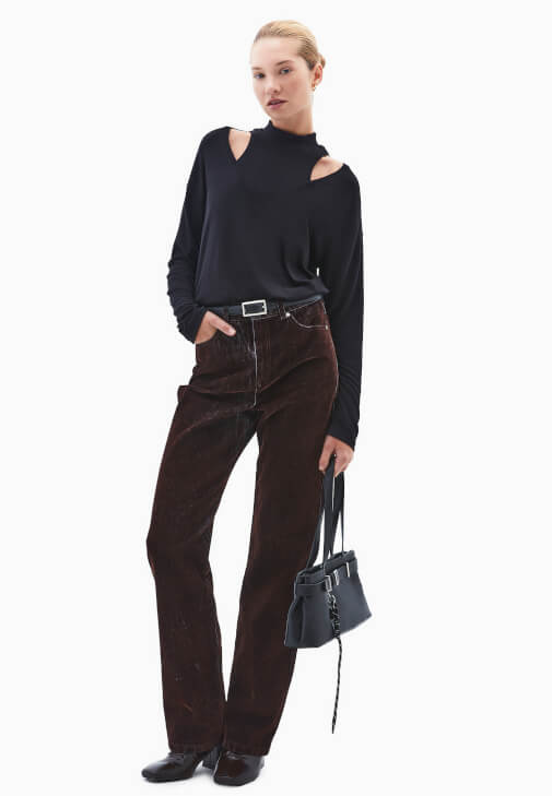 Yaka Detaylı Tişört ve Pantolon Kombini