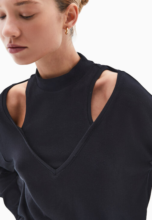 Yaka Detaylı Tişört ve Pantolon Kombini