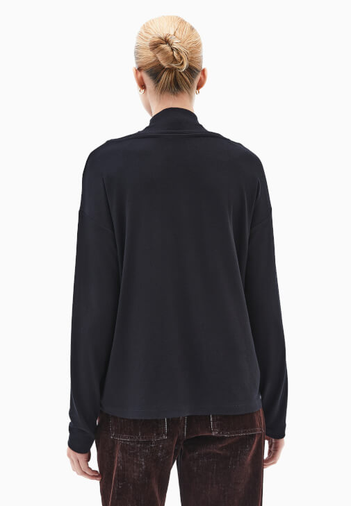 Yaka Detaylı Tişört ve Pantolon Kombini