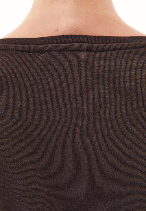 Uzun Kollu Tişört ve Bol Paça Pantolon Kombini