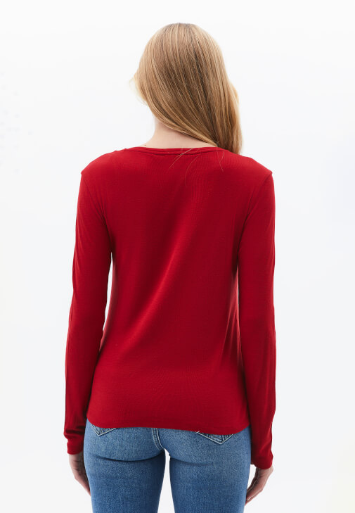 Uzun Kollu Tişört ve Barrel-Fit Pantolon Kombini