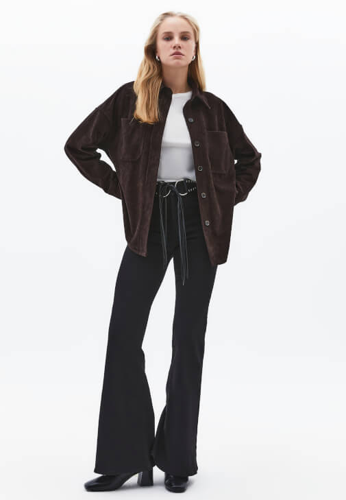 Sıfır Yaka Tişört ve Dikiş Detaylı Pantolon Kombini