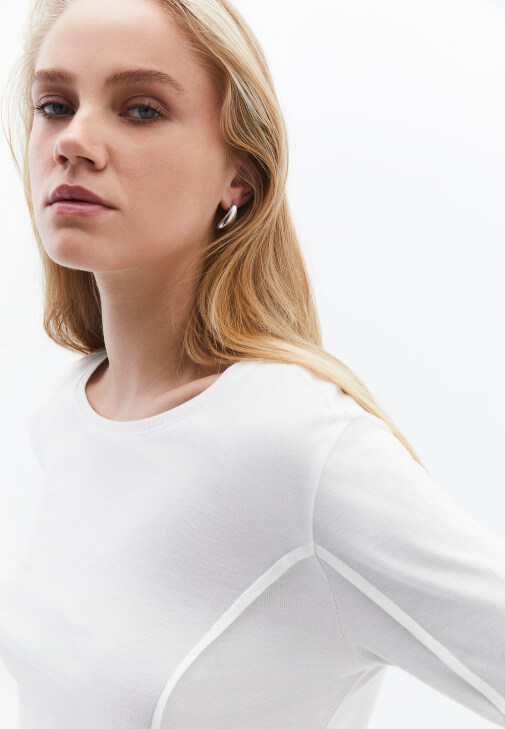 Sıfır Yaka Tişört ve Dikiş Detaylı Pantolon Kombini