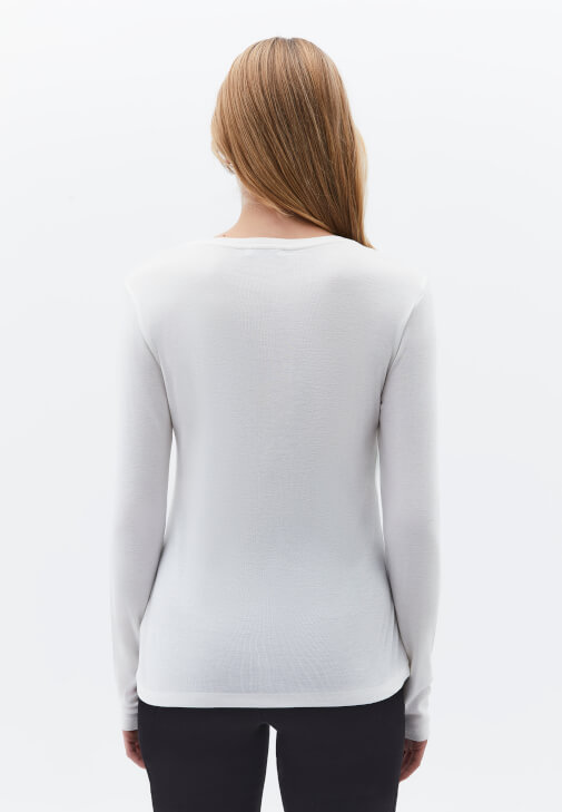 Sıfır Yaka Tişört ve Dikiş Detaylı Pantolon Kombini