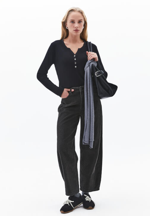  Uzun Kollu Tişört ve Kadife Pantolon Kombini
