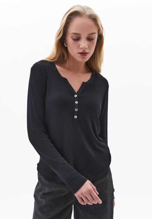 Uzun Kollu Tişört ve Kadife Pantolon Kombini