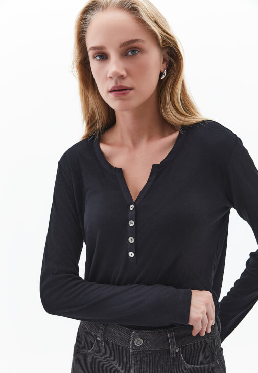 Uzun Kollu Tişört ve Kadife Pantolon Kombini