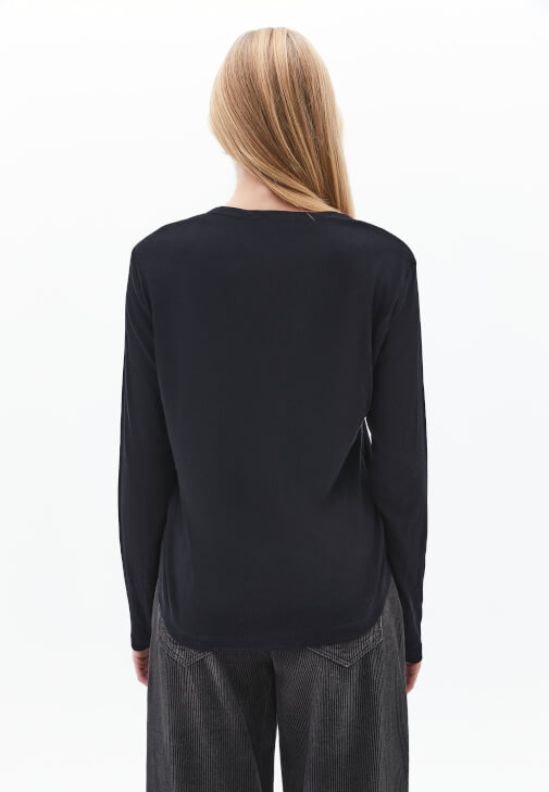 Uzun Kollu Tişört ve Kadife Pantolon Kombini