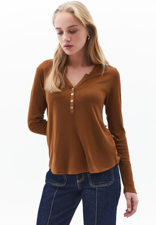 Uzun Kollu Tişört ve Flare Denim Kombini