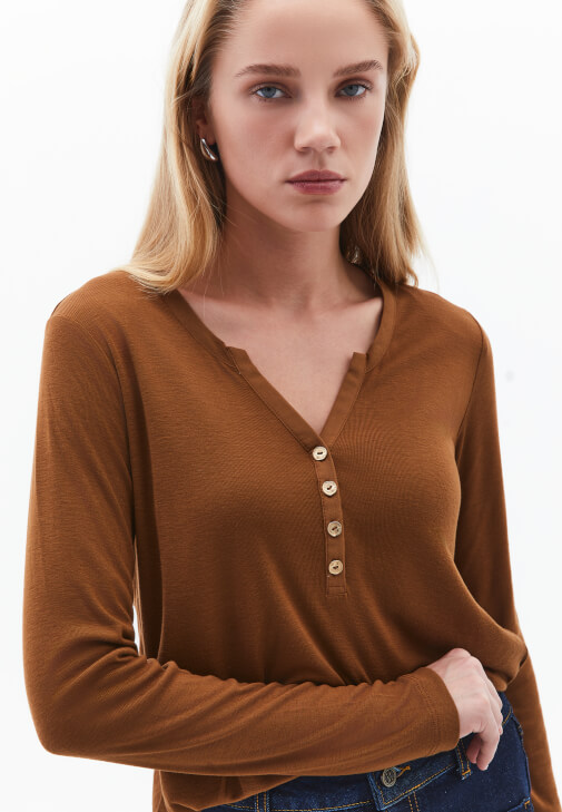 Uzun Kollu Tişört ve Flare Denim Kombini