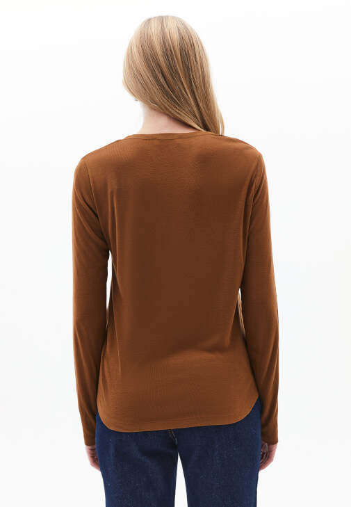 Uzun Kollu Tişört ve Flare Denim Kombini