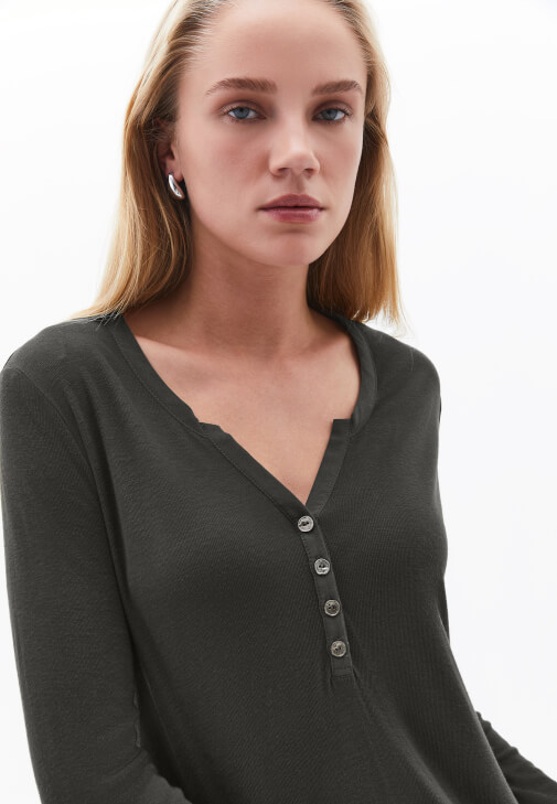 Uzun Kollu Tişört ve Wide-Leg Denim Pantolon Kombini