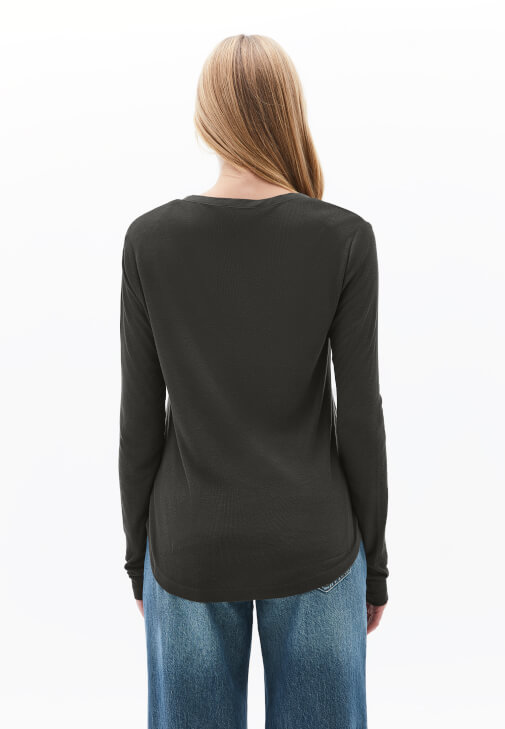 Uzun Kollu Tişört ve Wide-Leg Denim Pantolon Kombini