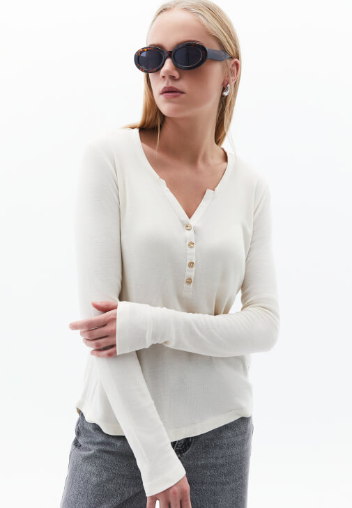 Loose-Fit Tişört ve Süet Ceket Kombini