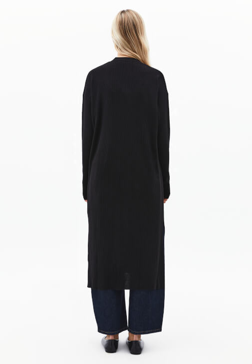 Uzun Hırka ve Denim Pantolon Kombini